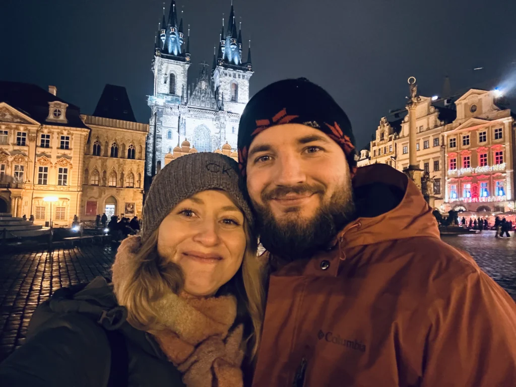 Eva und Matúš – Ihre deutschsprachigen Stadtführer in Prag, am Altstädter Ring vor der Teynkirche.